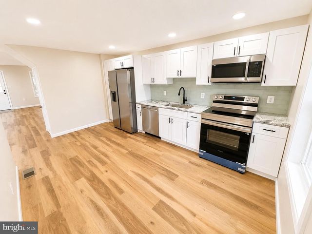 82 CENTRAL AVE, Morrisville, PA 19067