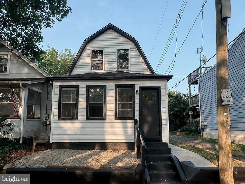 82 CENTRAL AVE, Morrisville, PA 19067