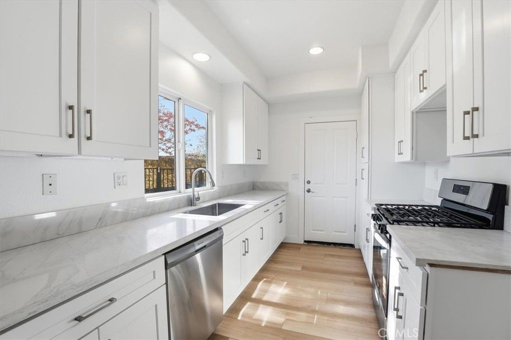 Image 11 of property listing at 13522 Island Palms, Sylmar, CA 91342