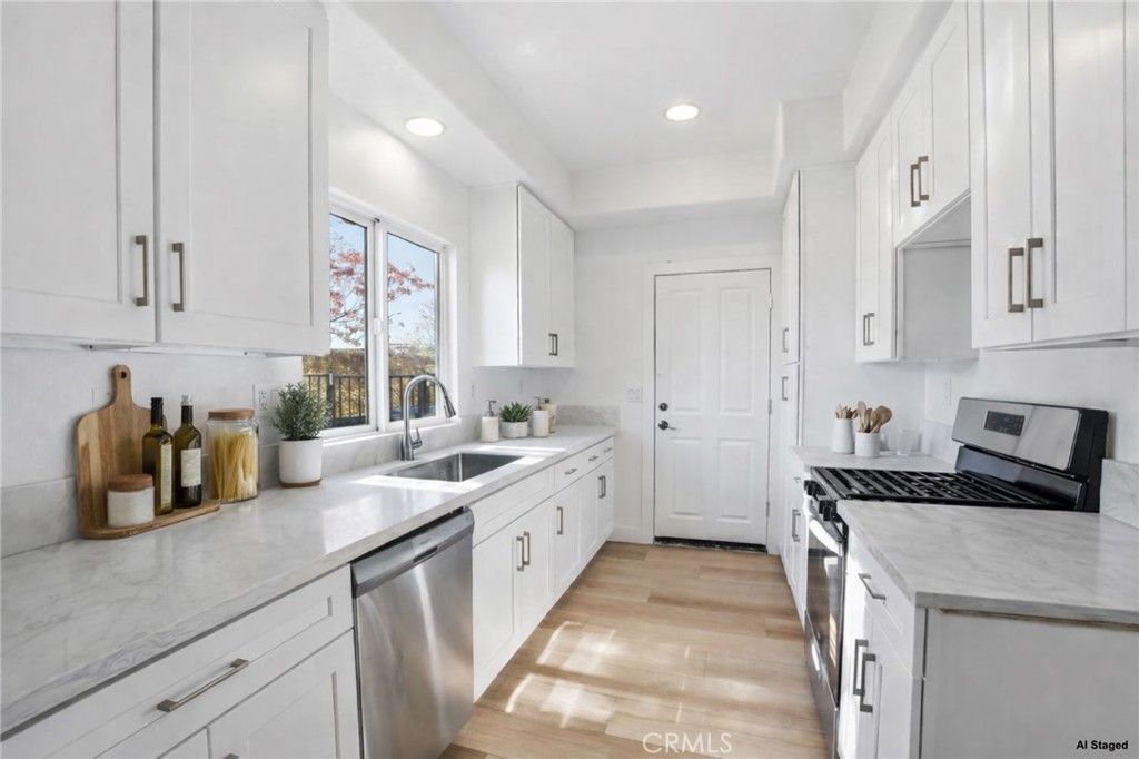 Image 12 of property listing at 13522 Island Palms, Sylmar, CA 91342