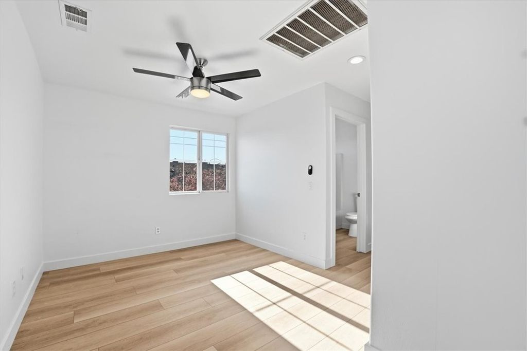 Image 16 of property listing at 13522 Island Palms, Sylmar, CA 91342