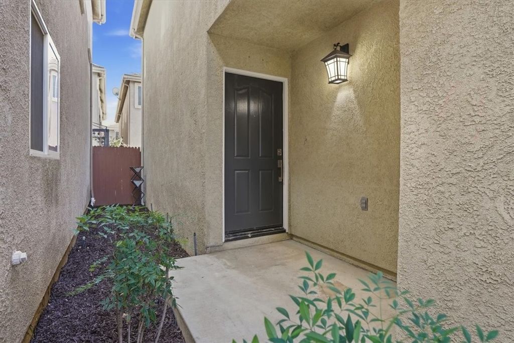 Image 3 of property listing at 13522 Island Palms, Sylmar, CA 91342