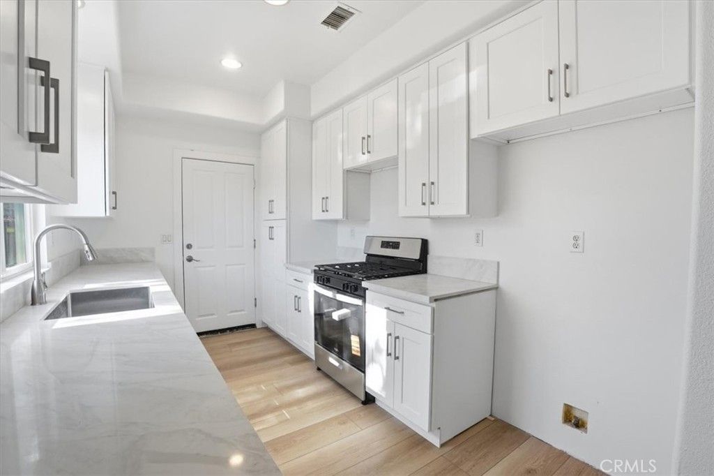 Image 9 of property listing at 13522 Island Palms, Sylmar, CA 91342