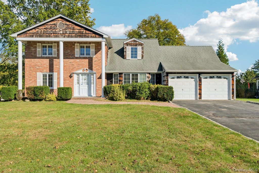 10 Aron Drive, Woodbury, NY 11797