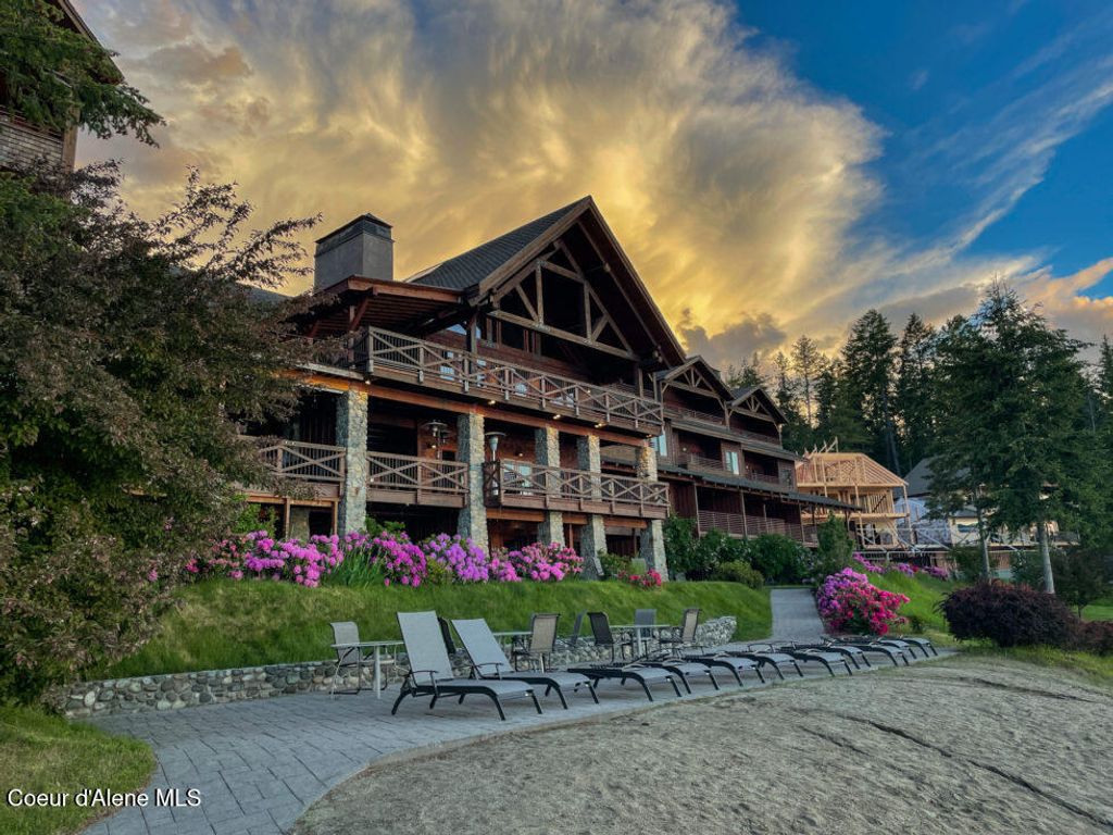 41 Lakeshore Dr, Sagle, ID 83860