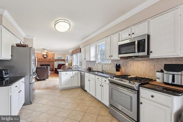 15 CONTINENTAL LN, Marlton, NJ 08053