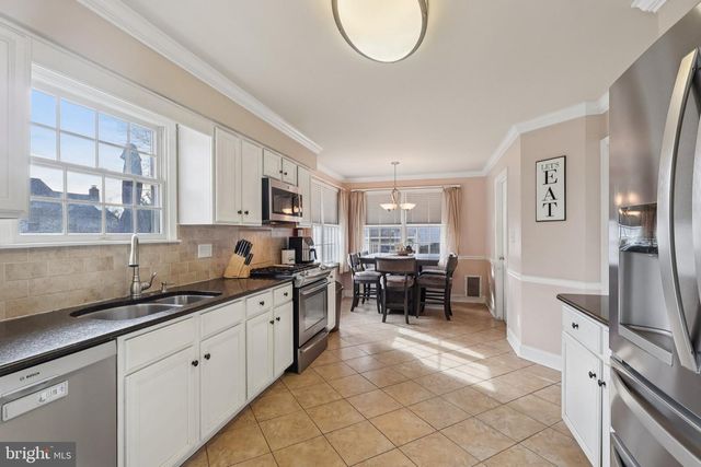 15 CONTINENTAL LN, Marlton, NJ 08053