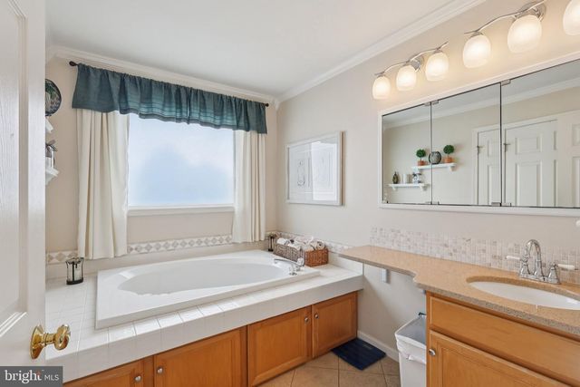 15 CONTINENTAL LN, Marlton, NJ 08053