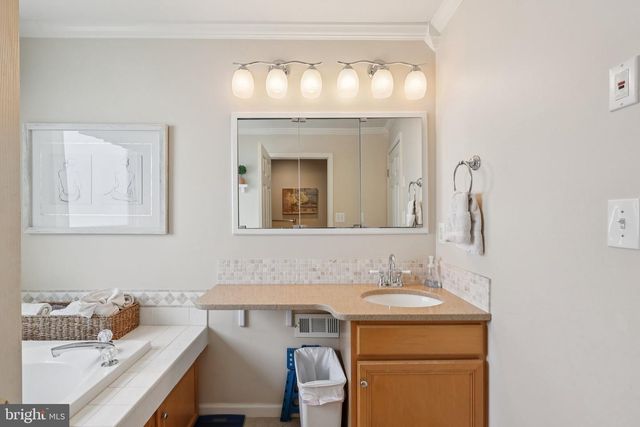 15 CONTINENTAL LN, Marlton, NJ 08053