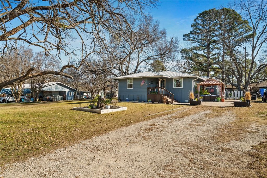 681 Briggs Boulevard, East Tawakoni, TX 75472
