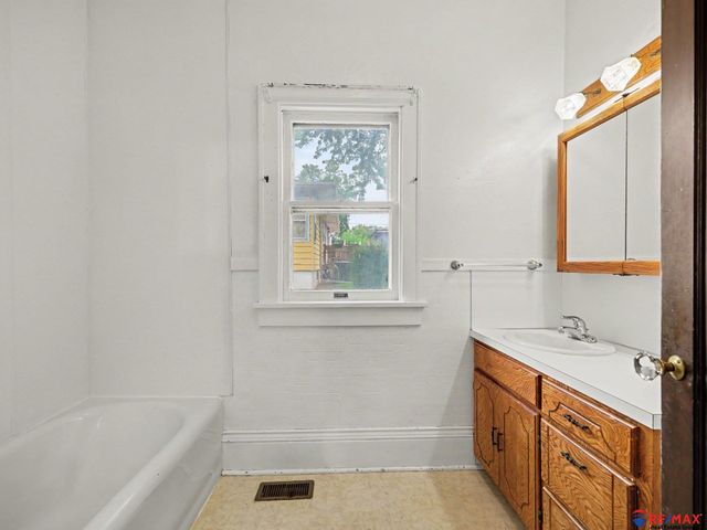429 E 3rd Street, Papillion, NE 68046