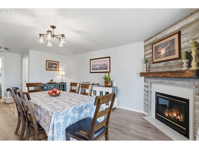 242 ADAMS Dr, Kelso, WA 98626