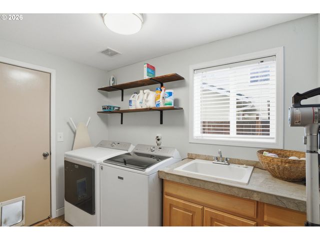 242 ADAMS Dr, Kelso, WA 98626