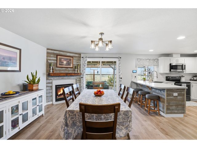 242 ADAMS Dr, Kelso, WA 98626