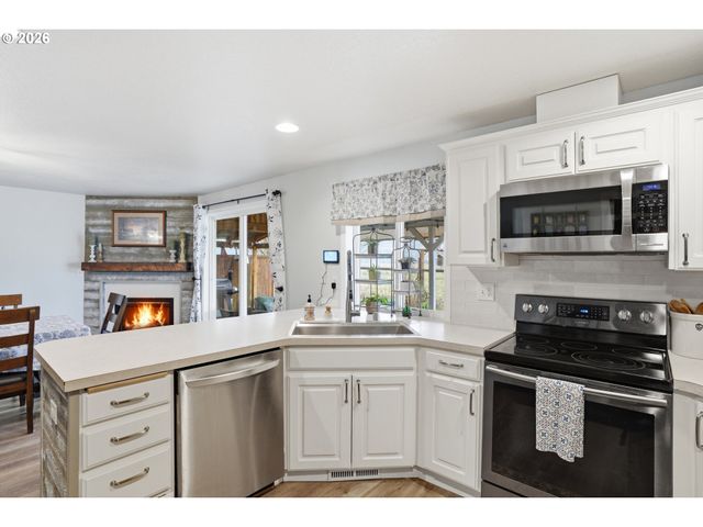 242 ADAMS Dr, Kelso, WA 98626