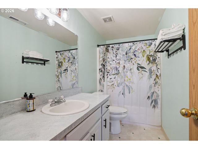 242 ADAMS Dr, Kelso, WA 98626