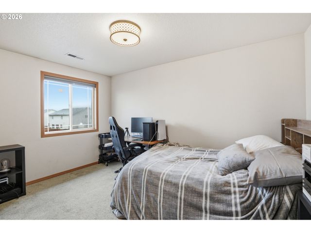 242 ADAMS Dr, Kelso, WA 98626