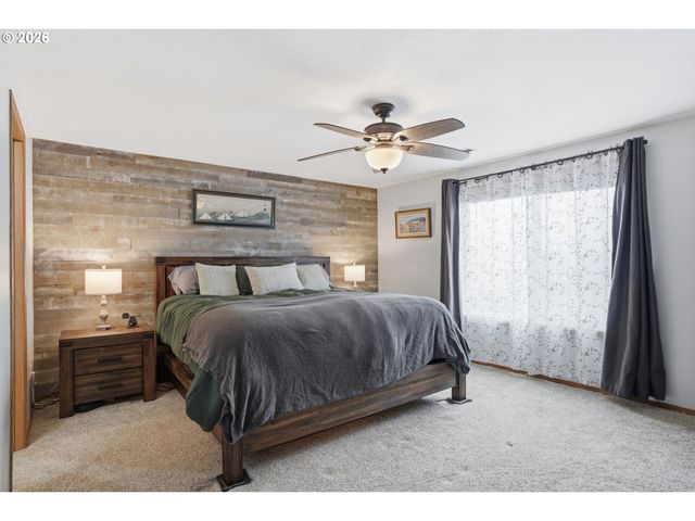 242 ADAMS Dr, Kelso, WA 98626