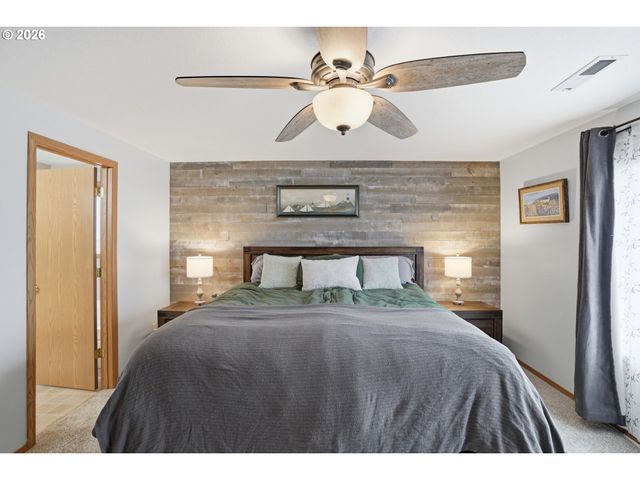 242 ADAMS Dr, Kelso, WA 98626