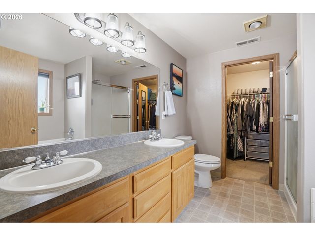 242 ADAMS Dr, Kelso, WA 98626