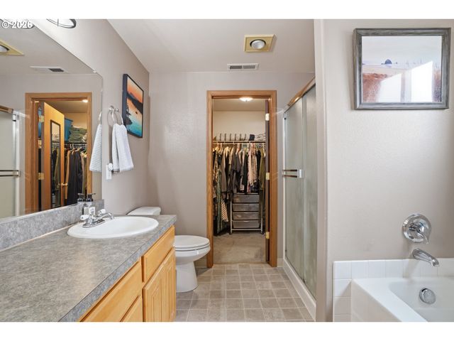 242 ADAMS Dr, Kelso, WA 98626