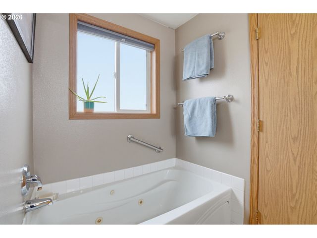 242 ADAMS Dr, Kelso, WA 98626