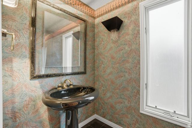 10 LA MONTAGNE LN, Sandy, UT 84092