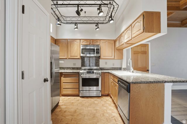 10 LA MONTAGNE LN, Sandy, UT 84092