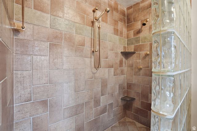 10 LA MONTAGNE LN, Sandy, UT 84092