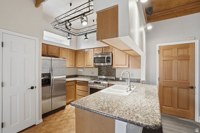 10 LA MONTAGNE LN, Sandy, UT 84092