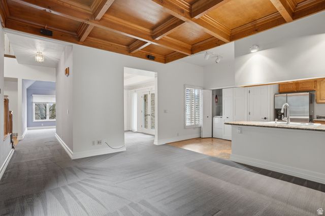 10 LA MONTAGNE LN, Sandy, UT 84092