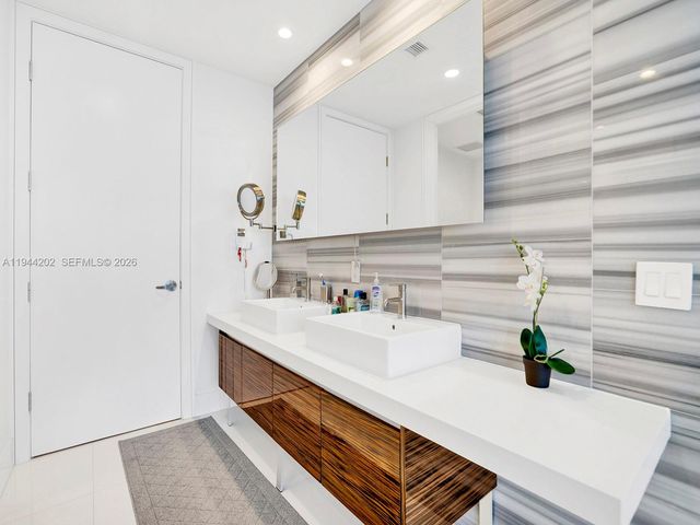 1100 Biscayne Blvd 4001, Miami, FL 33132