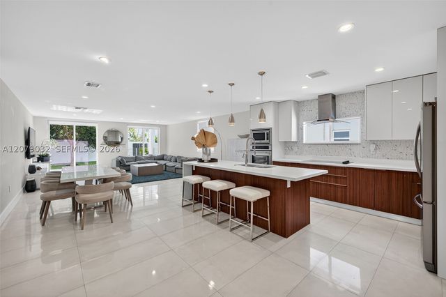 904 NE 15th Ave, Fort Lauderdale, FL 33304