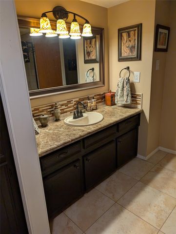 410 Brook Hollow Drive, Conroe, TX 77385