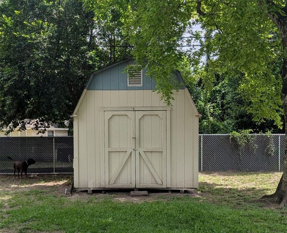 410 Brook Hollow Drive, Conroe, TX 77385