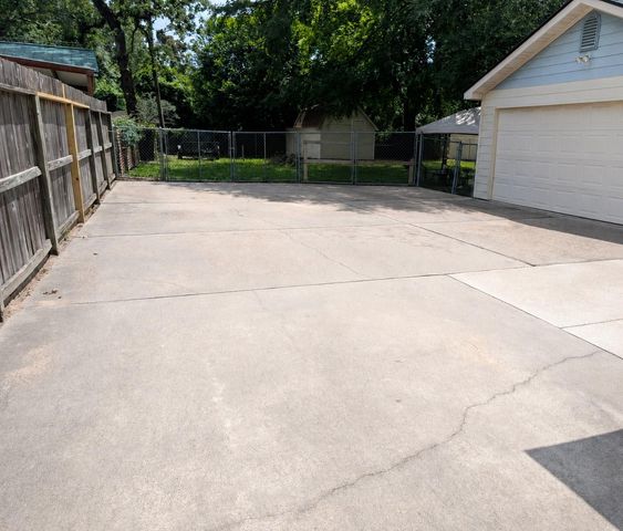 410 Brook Hollow Drive, Conroe, TX 77385