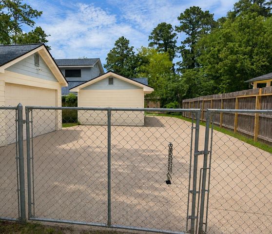 410 Brook Hollow Drive, Conroe, TX 77385