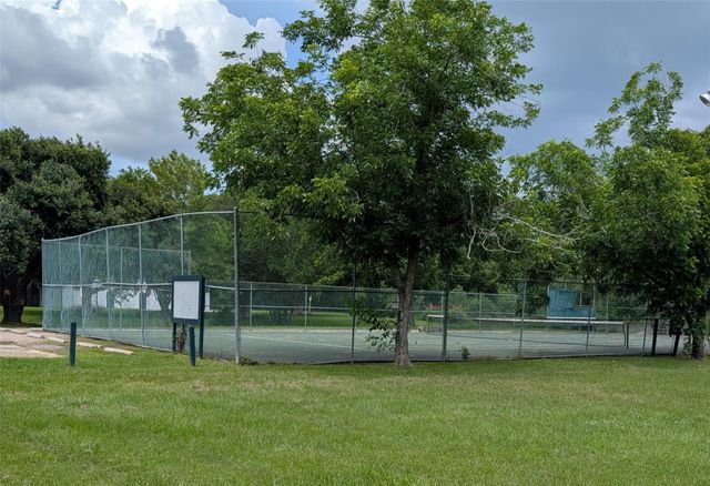 410 Brook Hollow Drive, Conroe, TX 77385