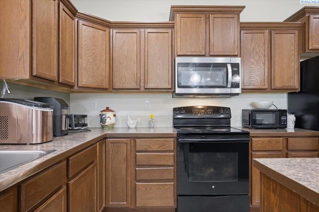 9409 W 8th Place, Kennewick, WA 99336