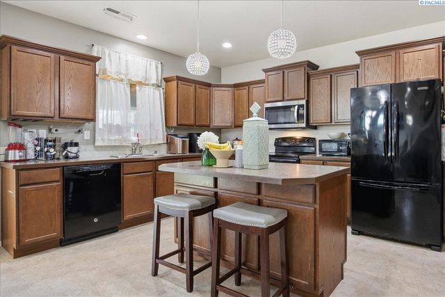 9409 W 8th Place, Kennewick, WA 99336