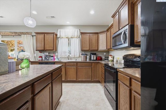 9409 W 8th Place, Kennewick, WA 99336