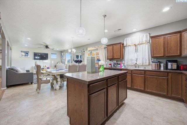 9409 W 8th Place, Kennewick, WA 99336