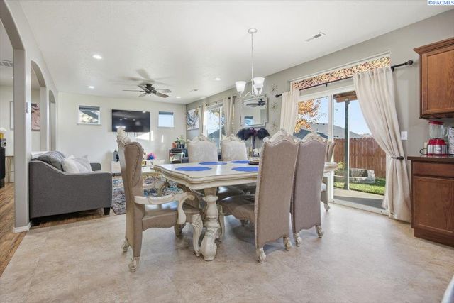 9409 W 8th Place, Kennewick, WA 99336