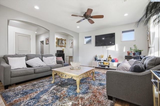 9409 W 8th Place, Kennewick, WA 99336