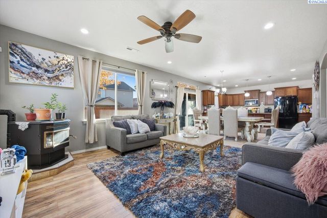 9409 W 8th Place, Kennewick, WA 99336