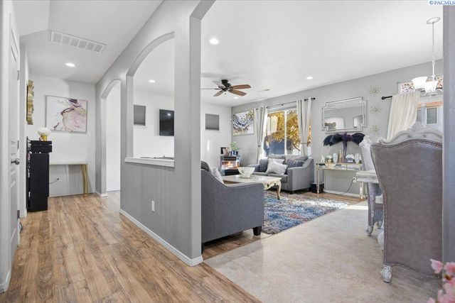 9409 W 8th Place, Kennewick, WA 99336