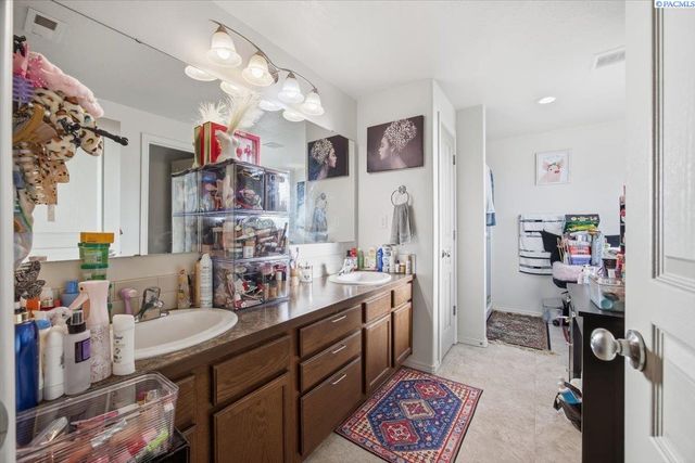 9409 W 8th Place, Kennewick, WA 99336