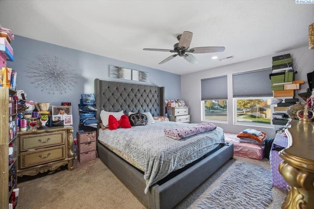 9409 W 8th Place, Kennewick, WA 99336