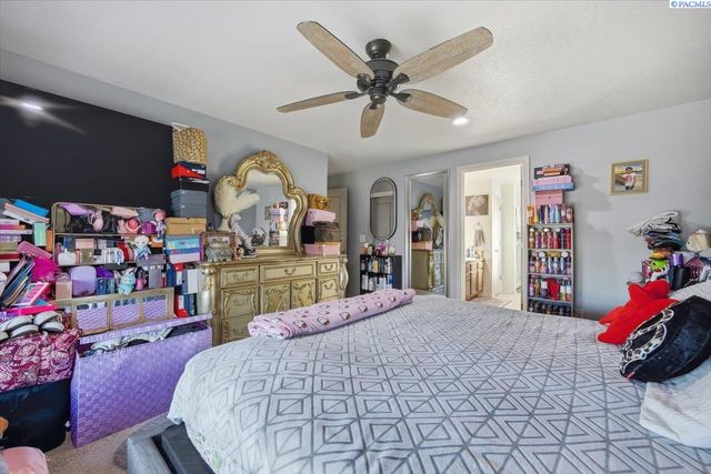 9409 W 8th Place, Kennewick, WA 99336