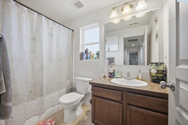 9409 W 8th Place, Kennewick, WA 99336